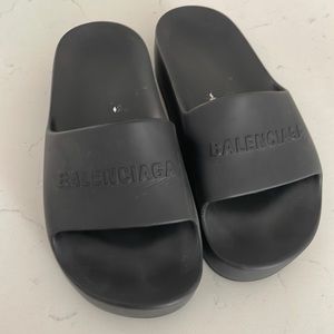 Chunky flat form slides